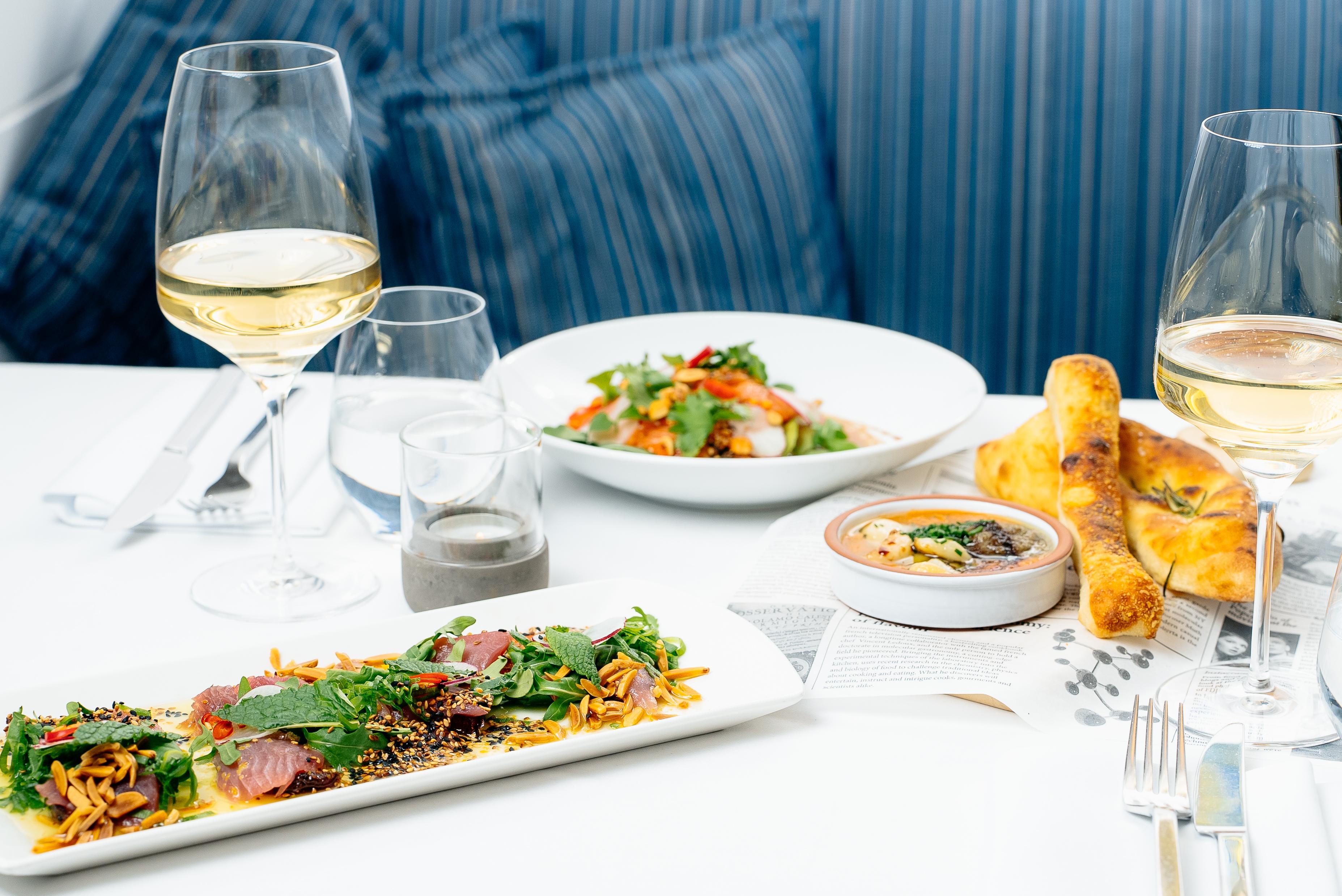 Precise Resort バート・ザーロー エクステリア 写真 Dishes at the restaurant