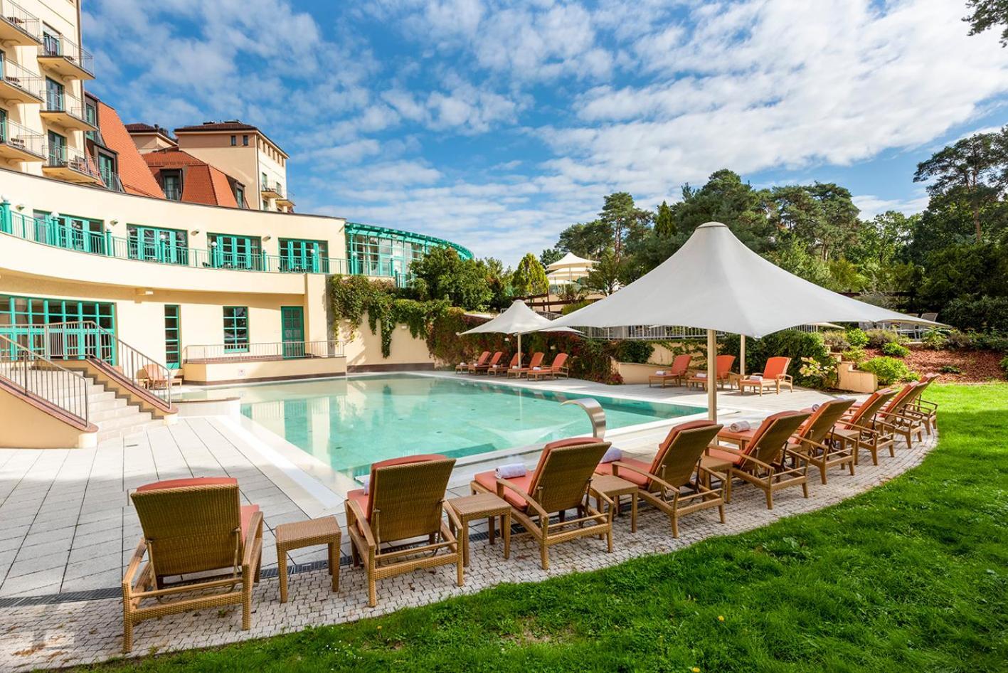 Precise Resort バート・ザーロー エクステリア 写真 The outdoor pool at the Hotel de la Plage