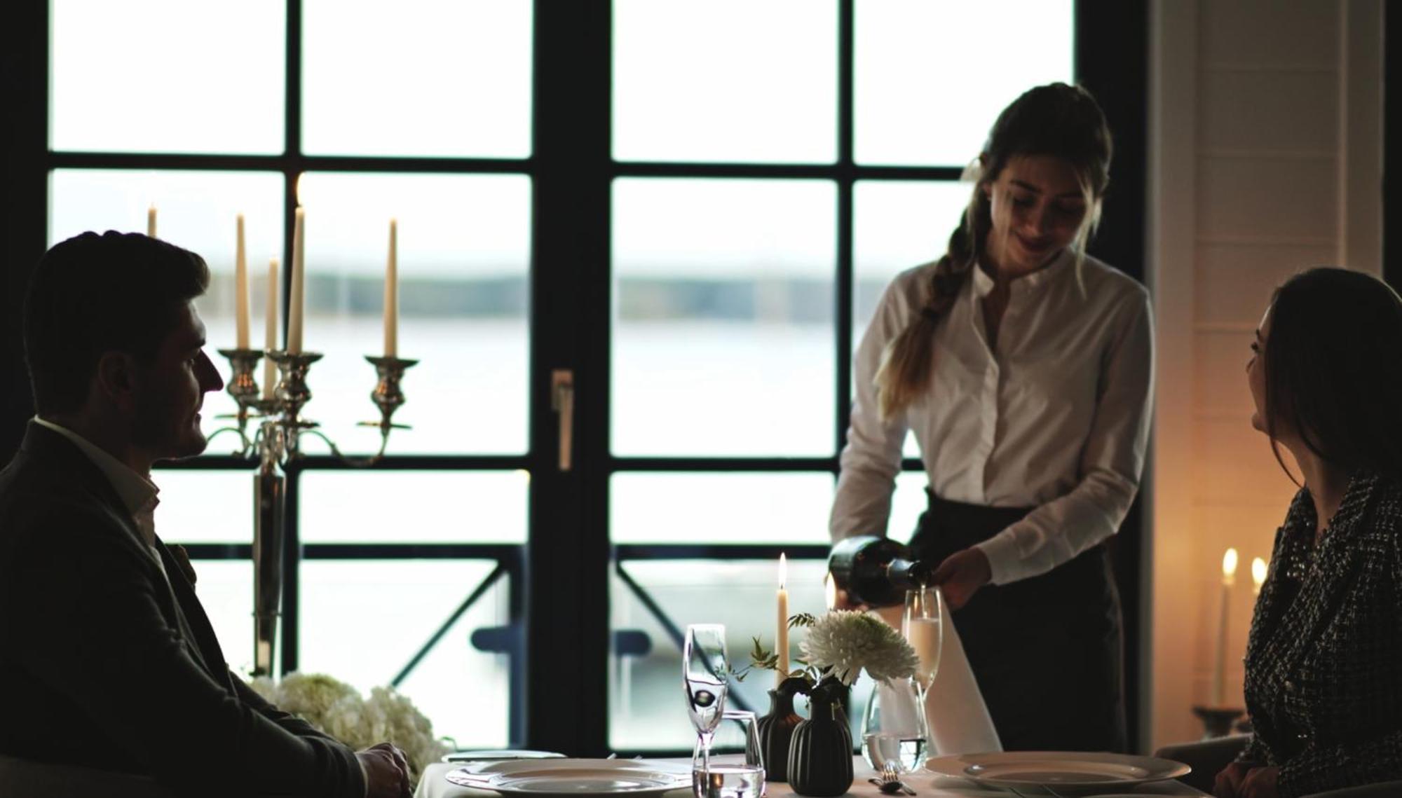 Precise Resort バート・ザーロー エクステリア 写真 A restaurant hostess